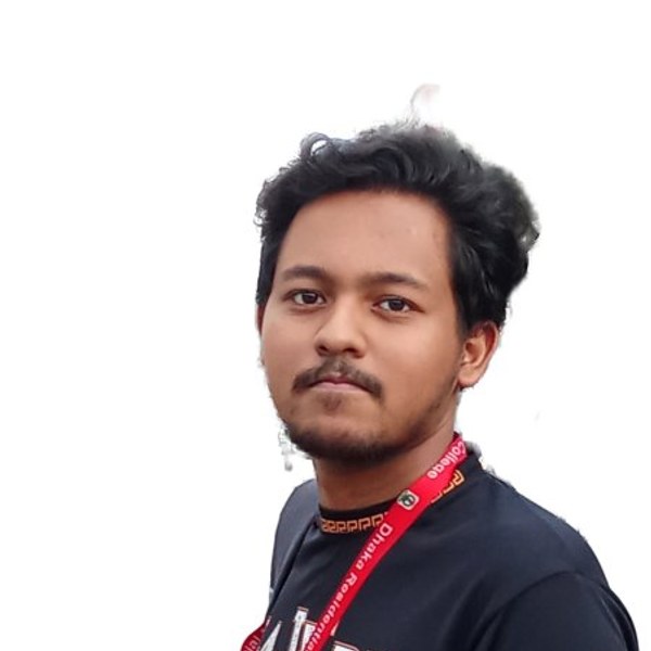Young man with short hair photographed on a city street — ক্রপ করা